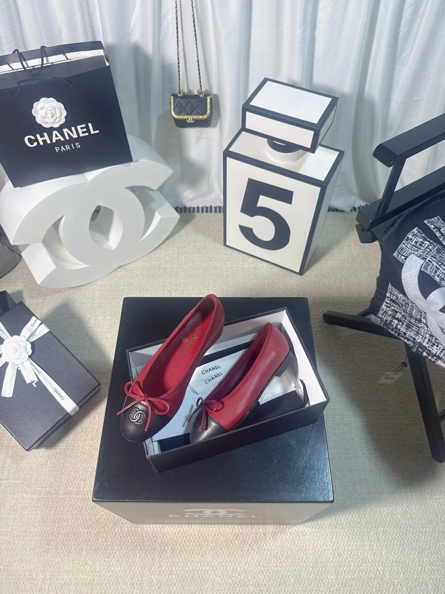👟👟Ex-factory price 480👟👟 Generation * grade 25s Chanel fragrance is beautiful Maillard color back hollow Sling-back sandals flat/thick heel/high heel Sling-back came out in 1957, and then the two-tone design became a Chanel classic! Very suitable for spring and summer🩰 The two-color design is simple and exquisite, with a square toe and generous temperament. It visually lengthens the leg line. The color of the toe creates a sense of color difference. The back lace design is simple and elegant. It is a classic model that can be worn for hundreds of years. It is worth buying!! Upper: Customized metallic sheepskin. Inner pads: imported sheepskin. Heel height: ballet shoes. Sole: Italian A-grade genuine leather outsole. Size: 35-39 (34.40.41.42.43 is custom-made and non-returnable)